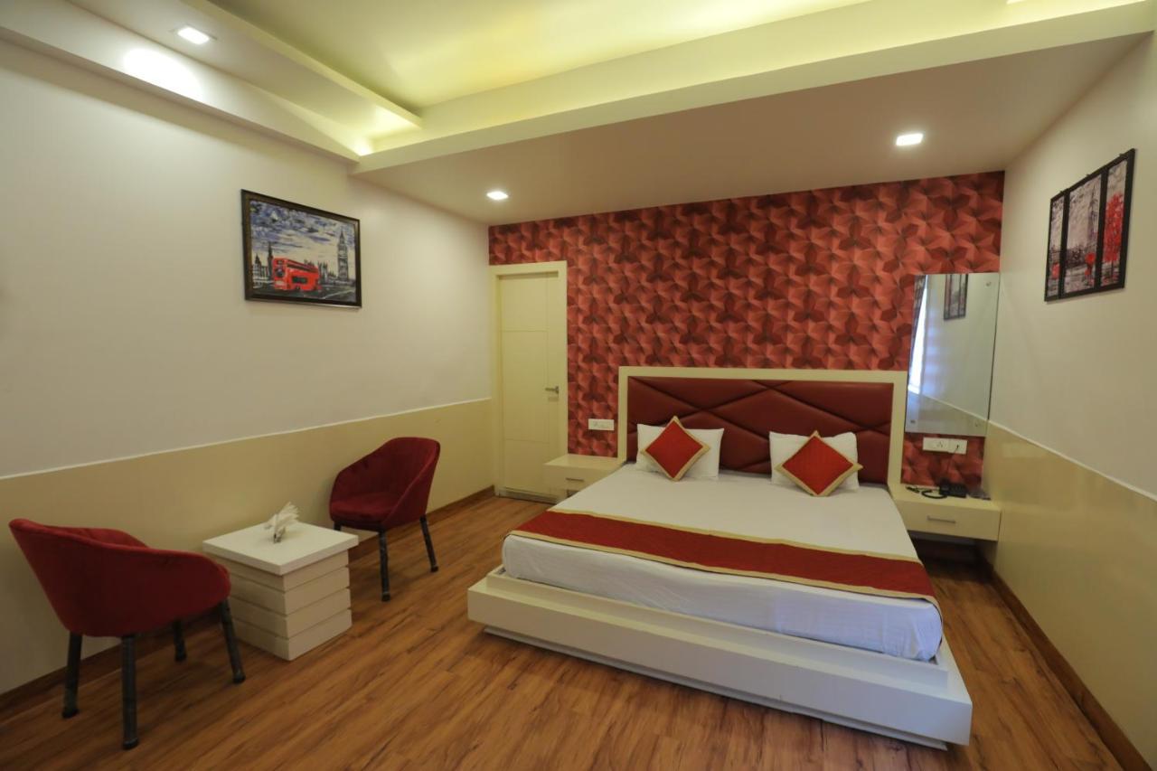 Hotel Sahib'S Red Carpet - Family & Corporate Hotel Chain Агра Экстерьер фото